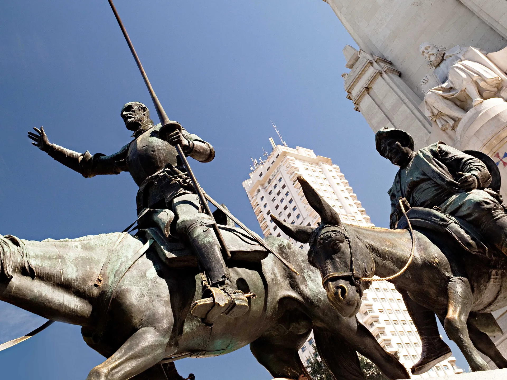 Estatuas de Miguel de Cervantes en la Plaza de España - Guía Viaje Madrid - Buendía Tours