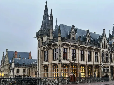 Antigua oficina de correos en el centro histórico de Gante, Bélgica