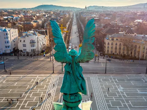 Plaza de los Héroes y estatua de la avenida Andrassy