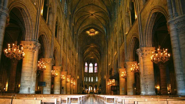 Espacio interior de Notre-Dame, no de los símbolos franceses más importantes.