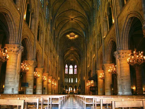 Espacio interior de Notre-Dame, no de los símbolos franceses más importantes.