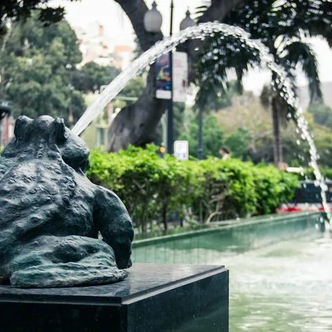 Fuente de ranas chorreando agua en el Parque de San Telmo, Las Palmas.
