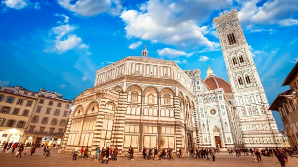 La Plaza del Duomo, en el corazón del centro histórico de Florencia, domina la catedral, el Campanile de Giotto y el Baptisterio de San Giovanni.