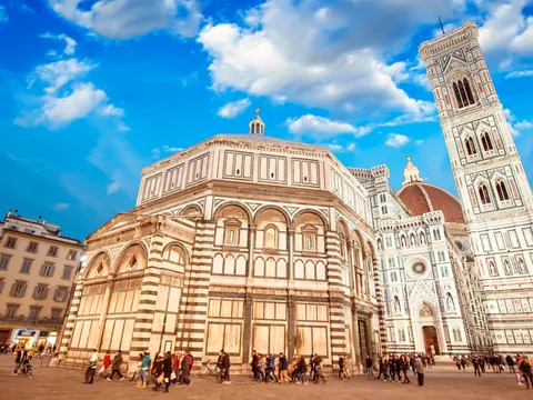 La Plaza del Duomo, en el corazón del centro histórico de Florencia, domina la catedral, el Campanile de Giotto y el Baptisterio de San Giovanni.