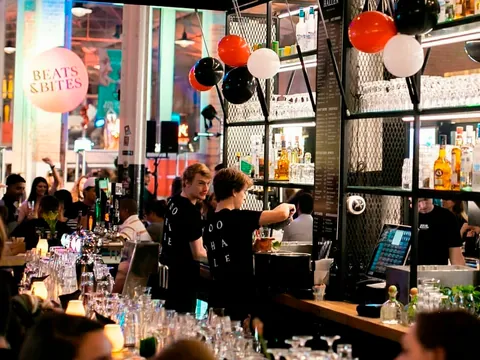 Mercado y restaurantes en Foodhallen - Guía de Ámsterdam - Los mejores Restaurantes, donde comer en Ámsterdam - Buendía Tours Países Bajos, Holanda