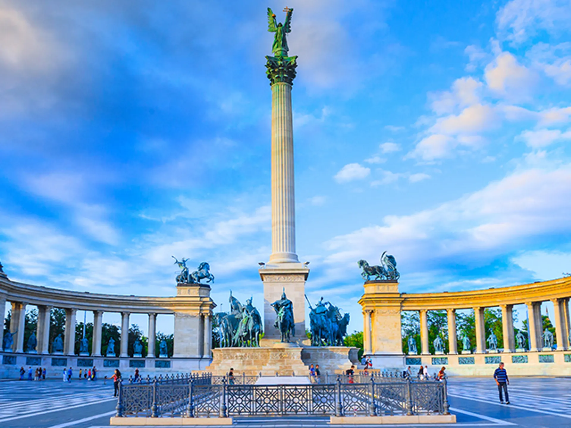 Plaza de los Héroes de Budapest-que ver en Budapest-Buendiatours