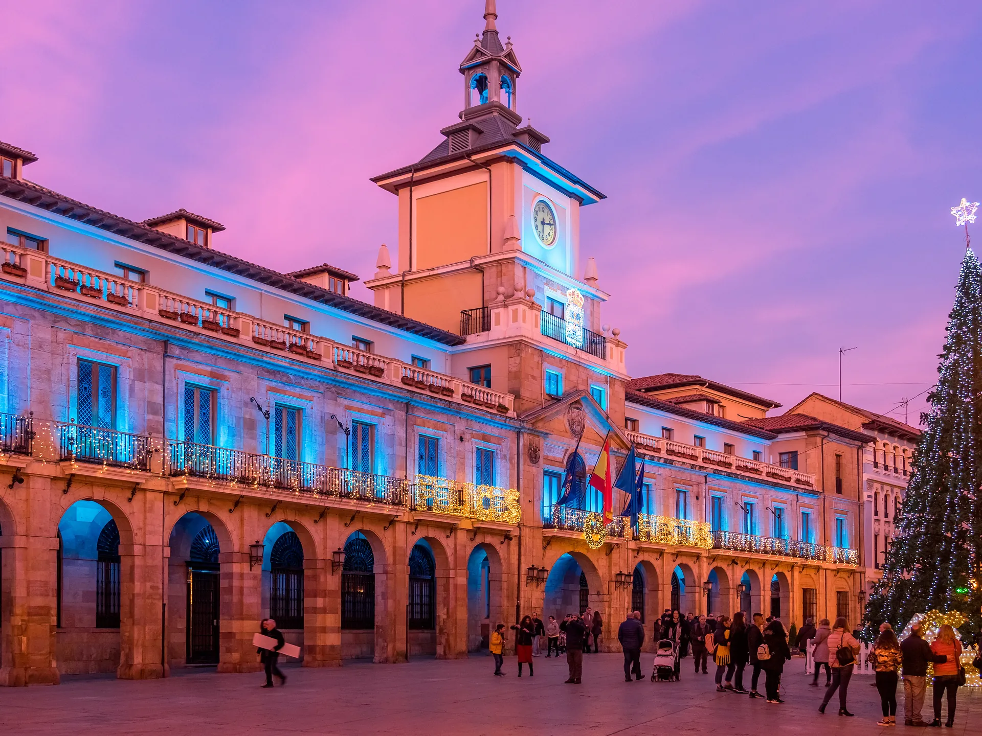 Ayuntamiento de Oviedo iluminado por navidad, Asturias, España