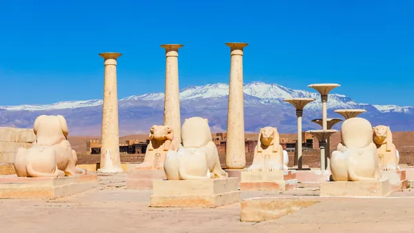 Esculturas y columnas en Atlas Studios de Ouarzazate, Marruecos