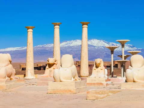 Esculturas y columnas en Atlas Studios de Ouarzazate, Marruecos
