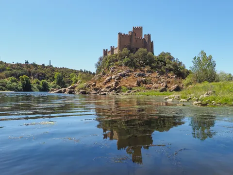 Castillo de Almourol sobre un islote en el río Tajo, Portugal
