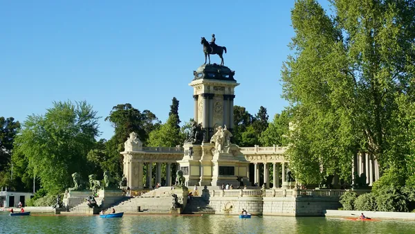 Monumento a Alfonso XII y barcas en el Estanque Grande del Retiro, Madrid