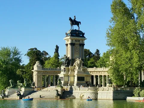 Monumento a Alfonso XII y barcas en el Estanque Grande del Retiro, Madrid