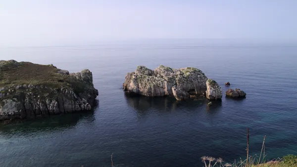 La playa de Somocuevas en Costa Quebrada, Cantabria