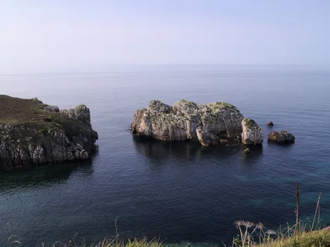 La playa de Somocuevas en Costa Quebrada, Cantabria