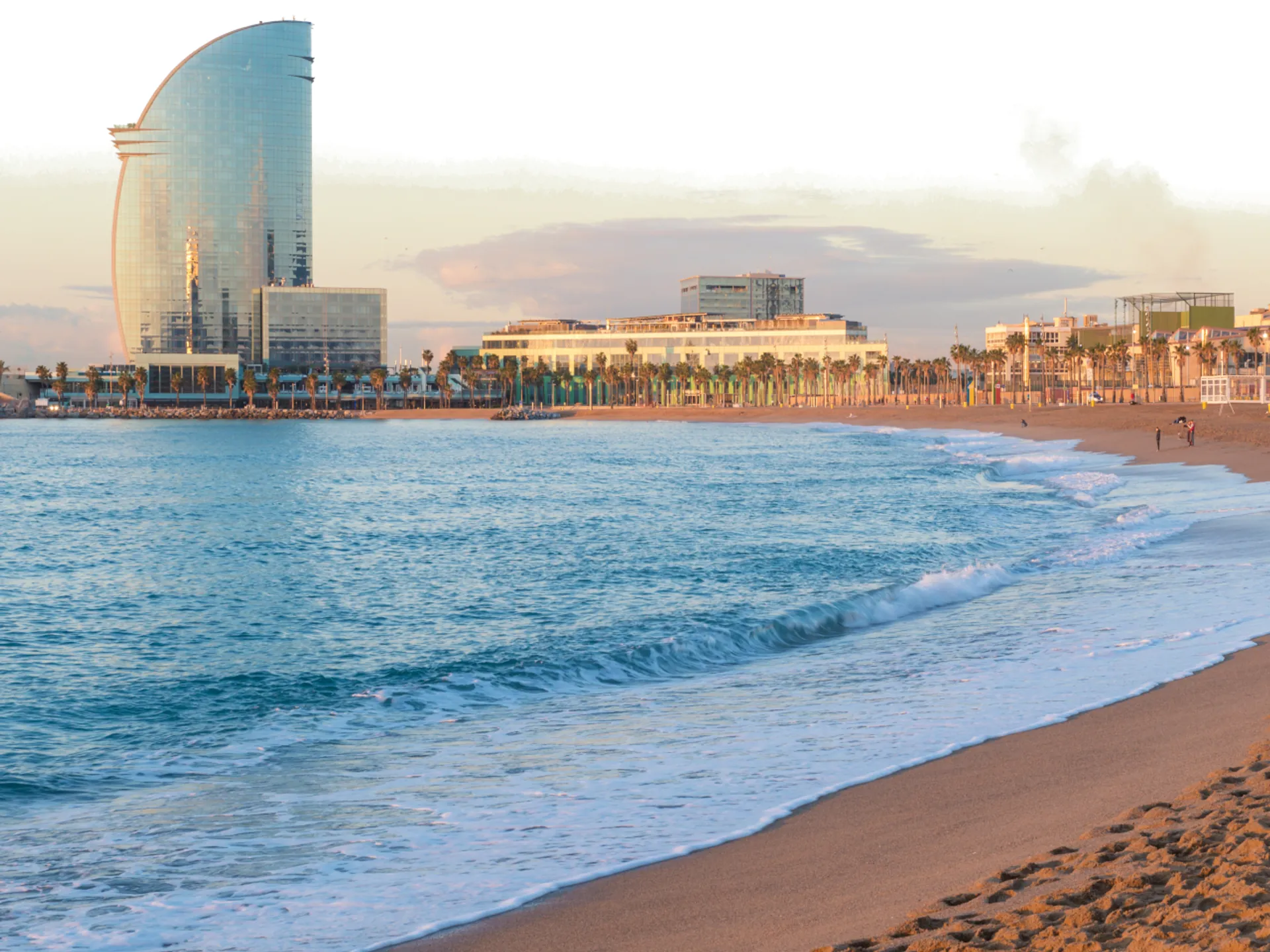 Playa de La Barceloneta - Barrio de La Barceloneta - Barrios de Barcelona - Qué ver en Barcelona - Guía de Viajes Barcelona - Buendía Tours