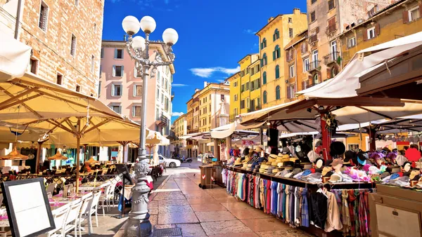 La Piazza delle Erbe, repleta de puestos, colores y restaurantes.