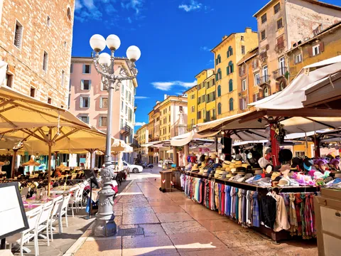 La Piazza delle Erbe, repleta de puestos, colores y restaurantes.