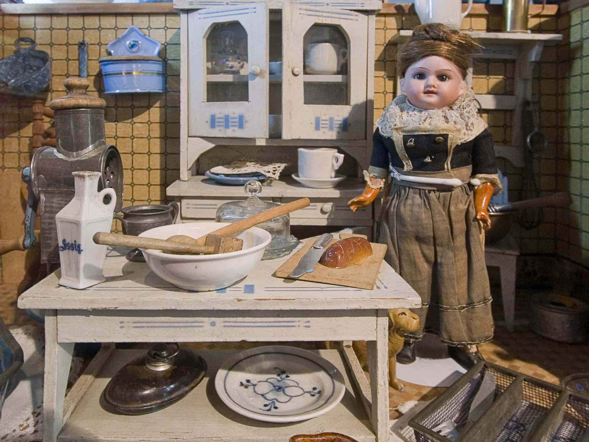 Cocina en miniatura con muñeca - Museo de los Juguetes de Bruselas
