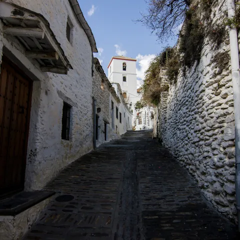 Calle de Bubión - Qué ver en Sierra Nevada - Guía de viajes Sierra Nevada - Buendía