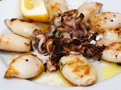 Chipirones a la plancha  - Comida típica de Sevilla - Comer en Sevilla - Guía de viaje Sevilla - Buendía Tours