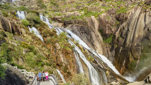 Cascada Ezaro excursión Finisterre Costa Morte desde Santiago Transporte visita guiada Galicia