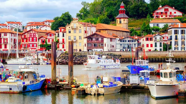 Puerto de San Juan de Luz con barcos y casas vascas en la costa francesa