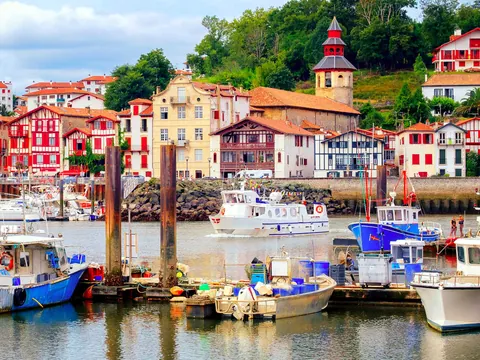 Puerto de San Juan de Luz con barcos y casas vascas en la costa francesa