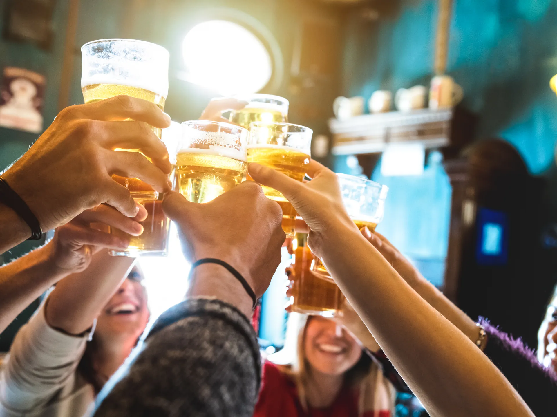 Amigos brindando con cerveza en Berlín- Berlín las mejores cervecerías