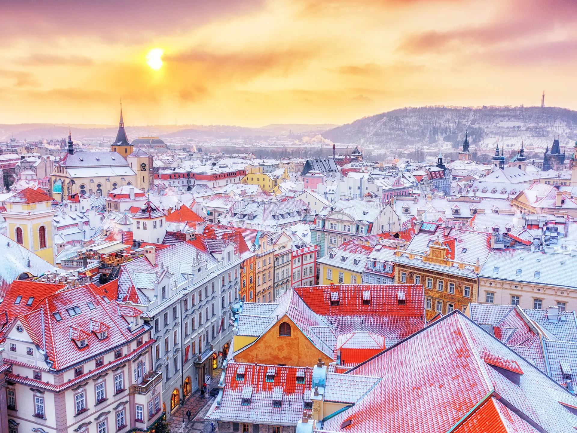 Tejados nevados de Praga en fechas navideñas
