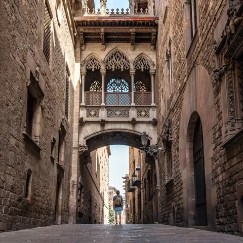 Persona bajo el Puente del Obispo en el Barrio Gótico de Barcelona