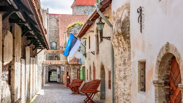 Pasaje de Santa Catalina en el centro histórico de Tallin, que podrás ver durante el tiempo libre en la ciudad.