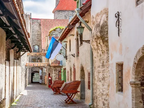 Pasaje de Santa Catalina en el centro histórico de Tallin, que podrás ver durante el tiempo libre en la ciudad.