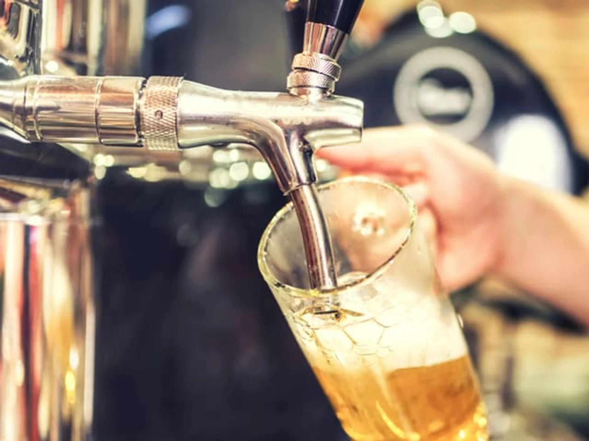 camarero sirviendo cerveza de grifo en Lisboa-mejores cervecerías-guías de viaje Buendía Tours
