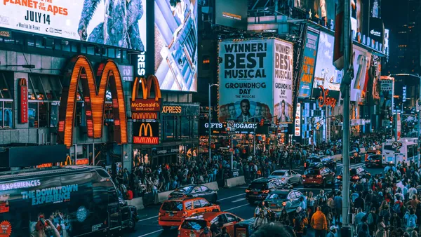 Multitud y carteles luminosos en Times Square de noche, Nueva York, Estados Unidos
