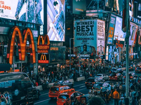 Multitud y carteles luminosos en Times Square de noche, Nueva York, Estados Unidos