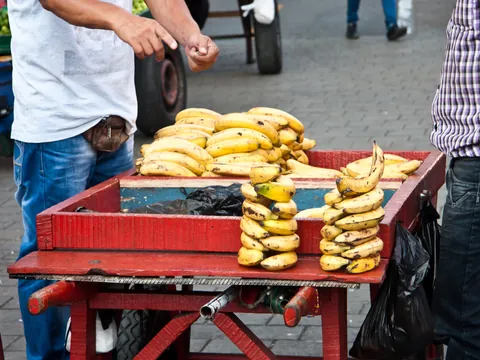 Puesto de plátanos en un mercado típico callejero de Medellín, Colombia