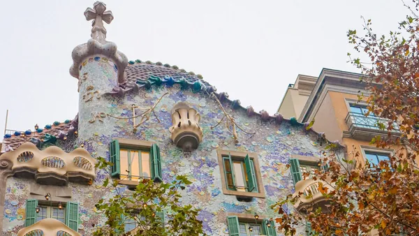 Fachada colorida de la Casa Batlló, obra modernista de Antoni Gaudí en Barcelona
