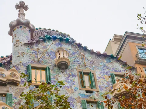 Fachada colorida de la Casa Batlló, obra modernista de Antoni Gaudí en Barcelona