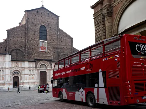 City red bus de Bolonia, el autobús turístico que recorre la ciudad.
