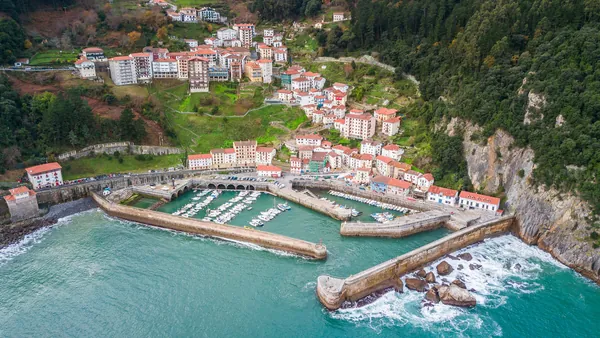 Puerto de Elantxobe con barcos amarrados, Vizcaya, España