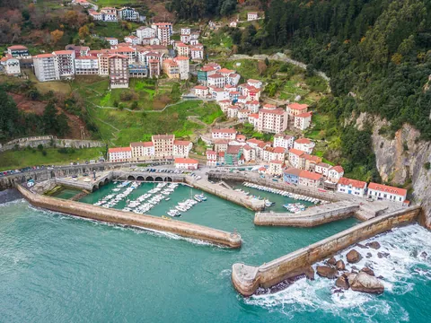 Puerto de Elantxobe con barcos amarrados, Vizcaya, España