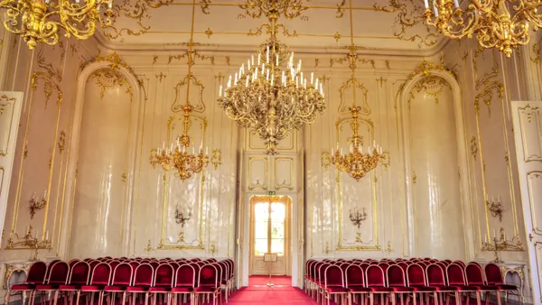 El palacio alberga un museo dedicado a la emperatriz Sissi, que incluye exposiciones sobre su vida, su relación con Hungría y su legado.