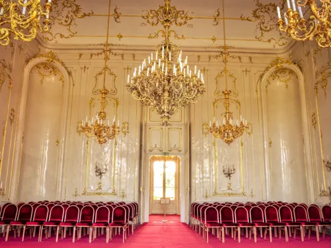 El palacio alberga un museo dedicado a la emperatriz Sissi, que incluye exposiciones sobre su vida, su relación con Hungría y su legado.