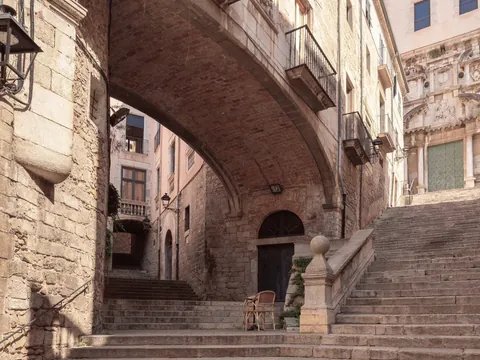 Escaleras medievales y arcos del barrio judío de Girona, Cataluña, España
