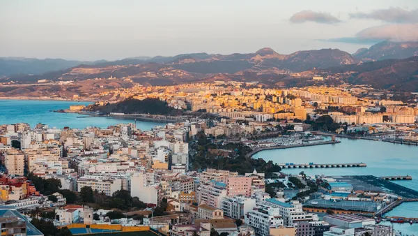 Vista aérea de Ceuta con su bahía, edificios y montañas, Marruecos-España