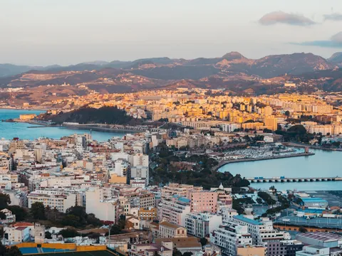 Vista aérea de Ceuta con su bahía, edificios y montañas, Marruecos-España