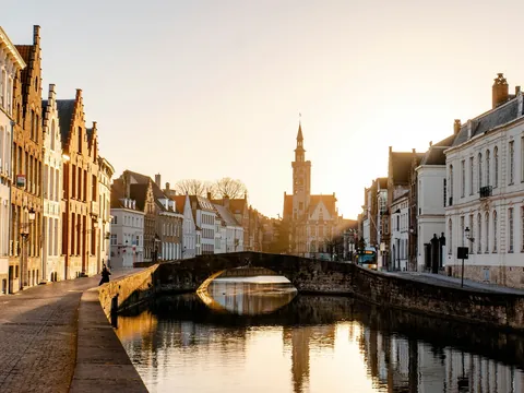 Canal en la ciudad medieval de Brujas, Bélgica