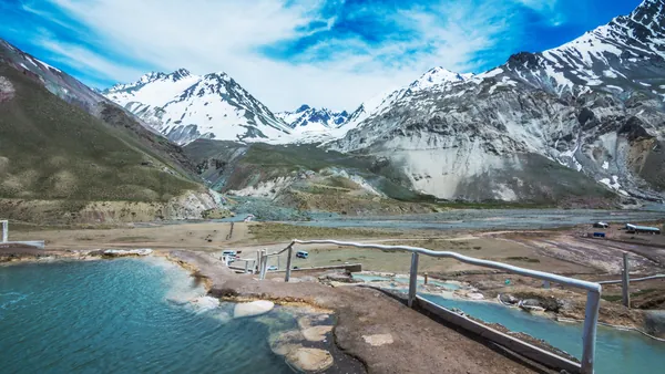 Las vistas de las montañas y los picos nevados suman un extra a esta experiencia de bienestar en Chile.