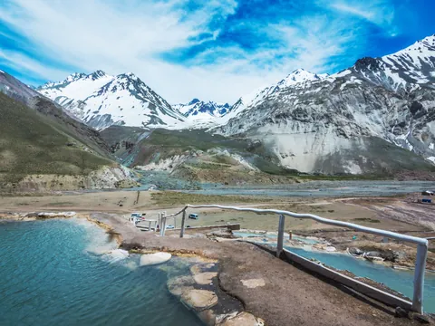 Las vistas de las montañas y los picos nevados suman un extra a esta experiencia de bienestar en Chile.