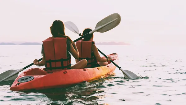 Pareja en kayak por la bahía de Santander
